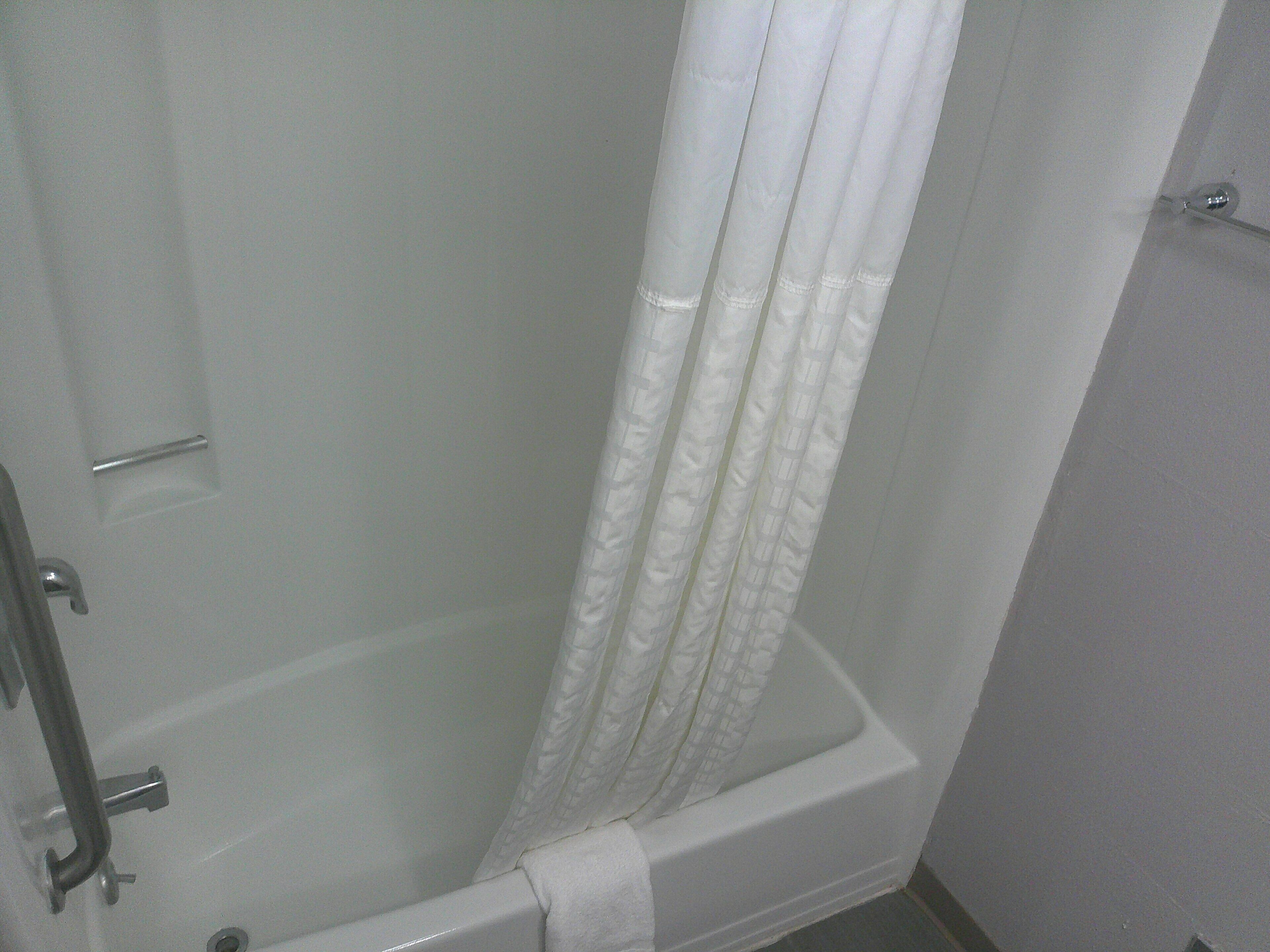 Combined shower/tub, free toiletries, hair dryer, towels