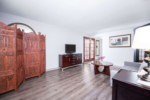 Chambre, 1 très grand lit, non-fumeurs | Bureau, espace de travail pour ordinateur portable, rideaux occultants
