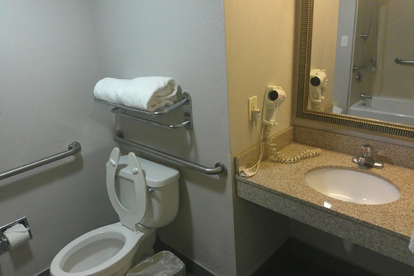 Salle de bain accessible aux personnes à mobilité réduite