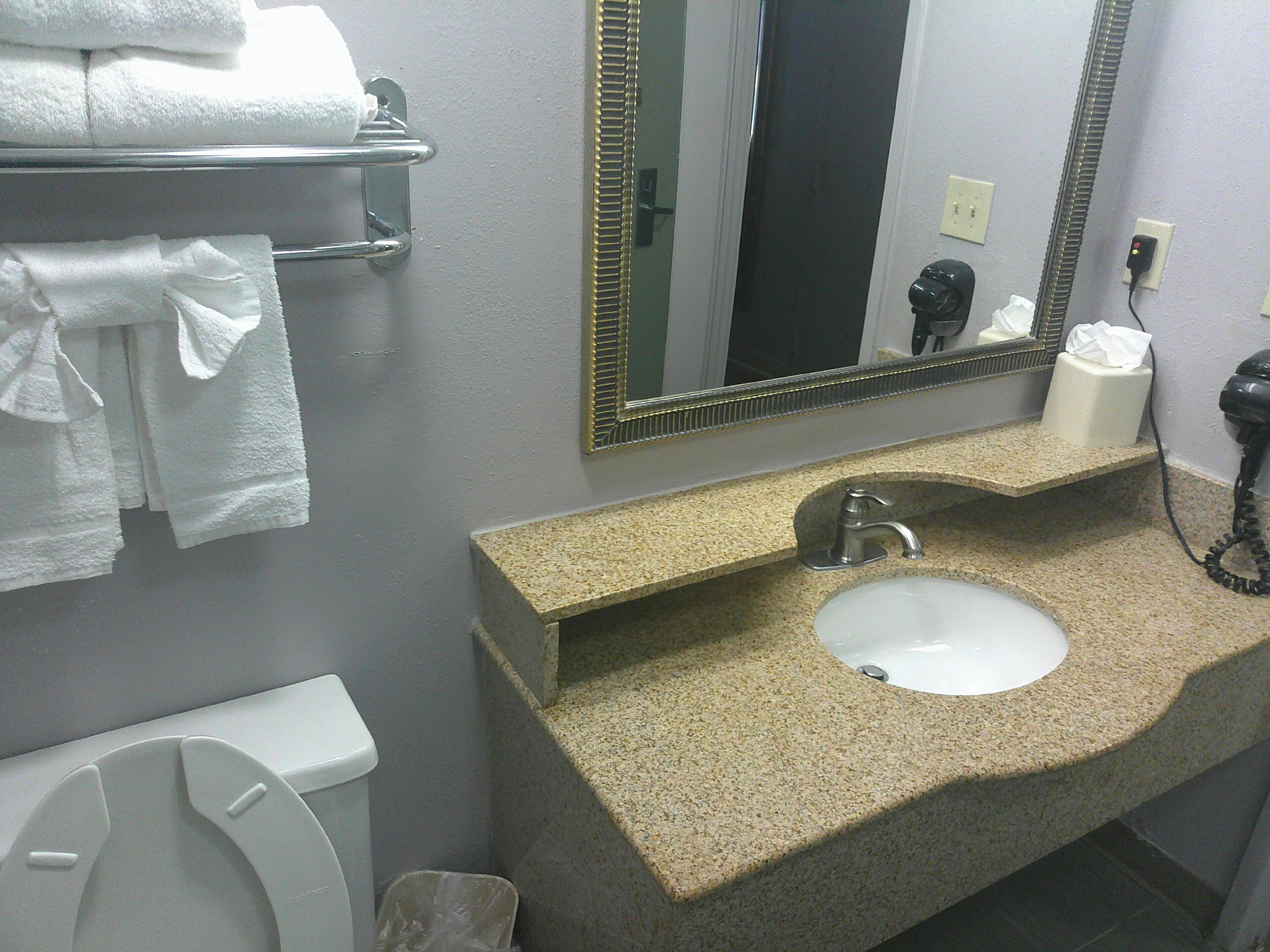 Combined shower/bathtub, free toiletries, hair dryer, towels