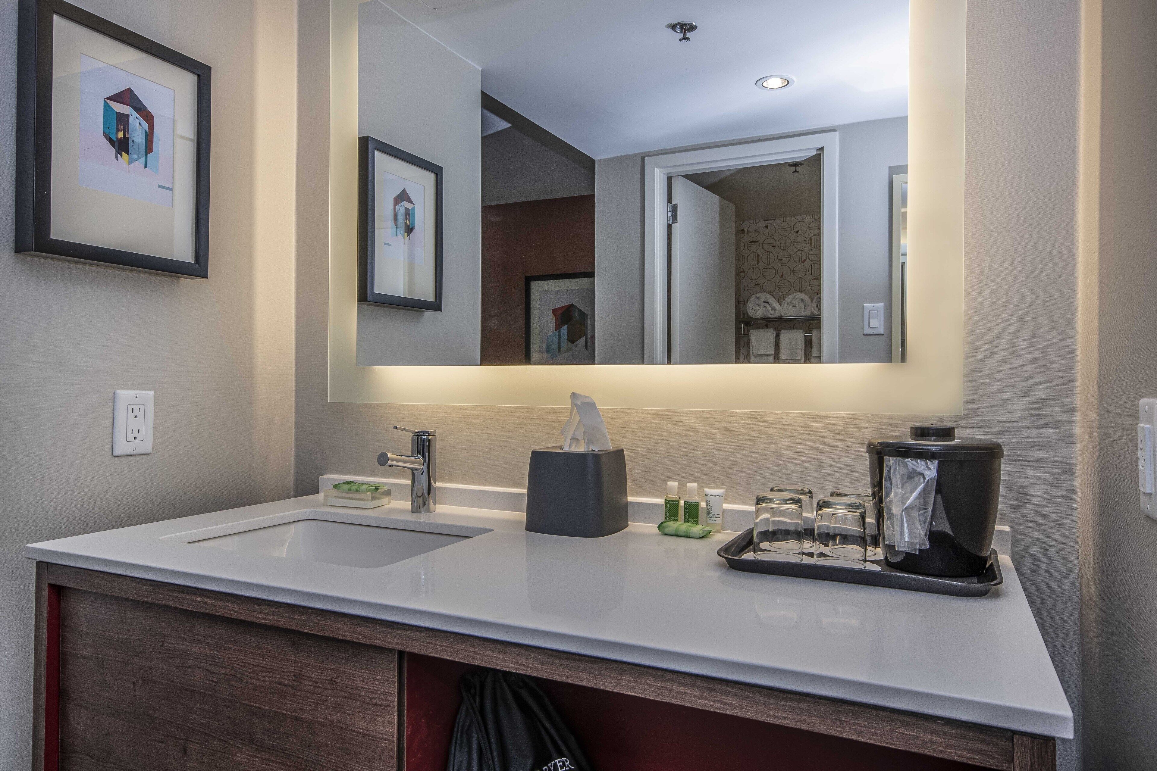 standard room, 1 king bed | bathroom | combined shower/bathtub, free toiletries, hair dryer, towels