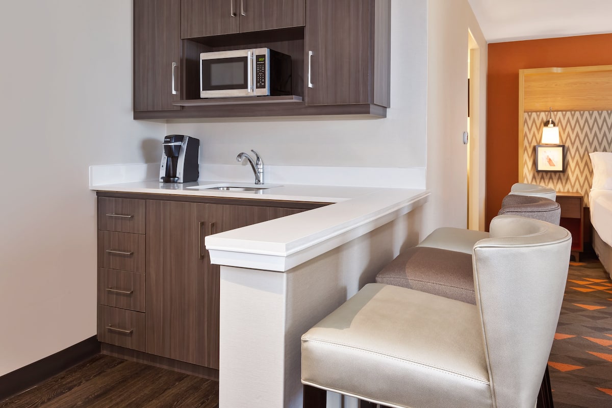 suite, 1 king bed with sofa bed | room amenity