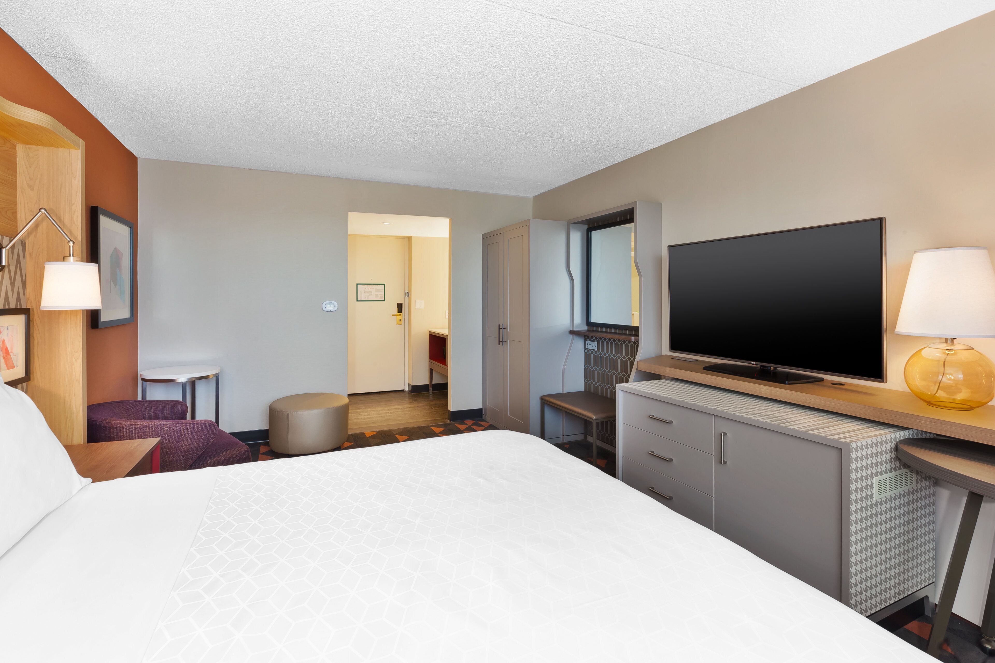 房內夾萬、書桌、熨斗/熨衫板、免費嬰兒床