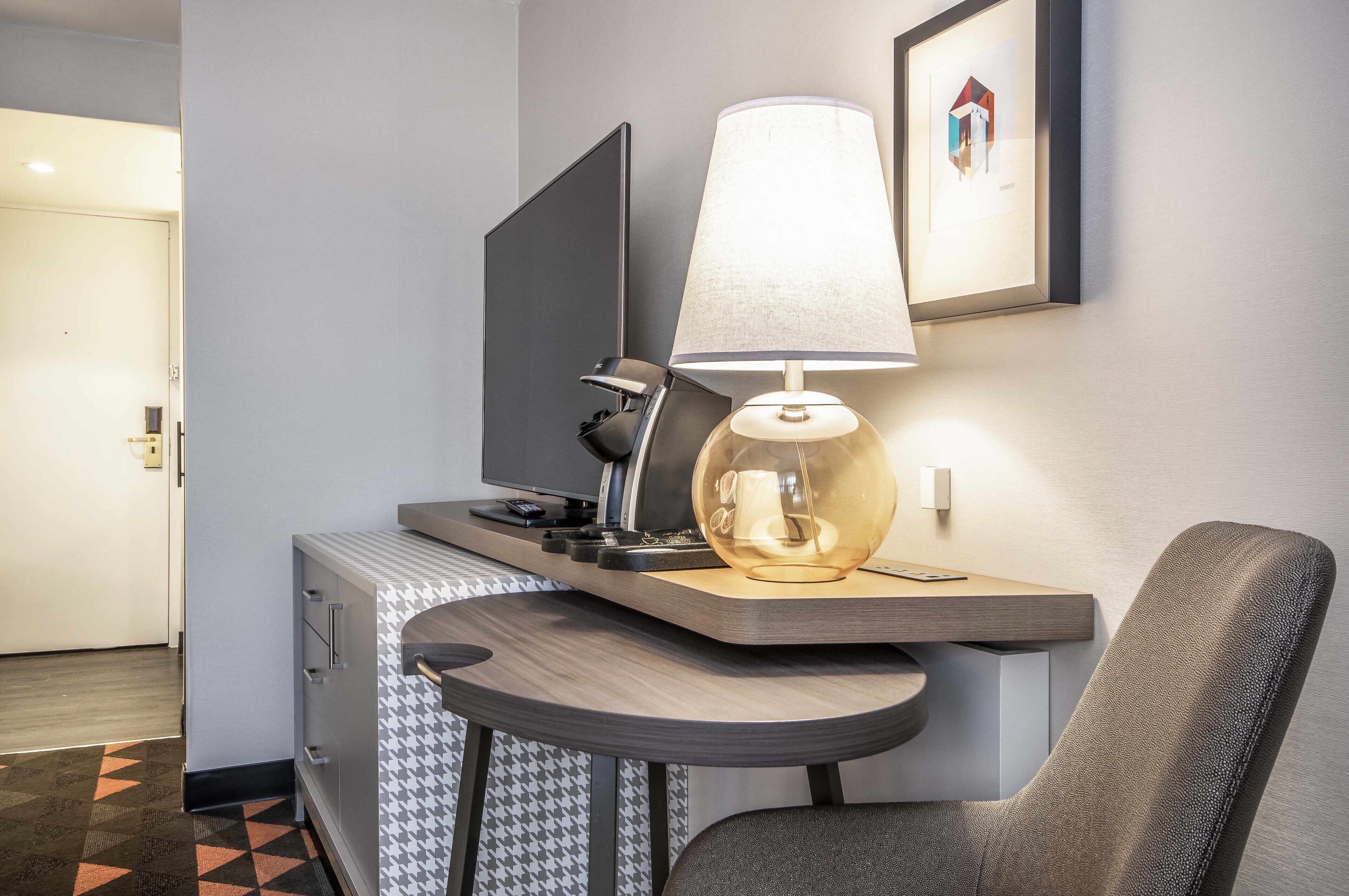 standard room | 1 bedroom, in-room safe, desk, iron/ironing board