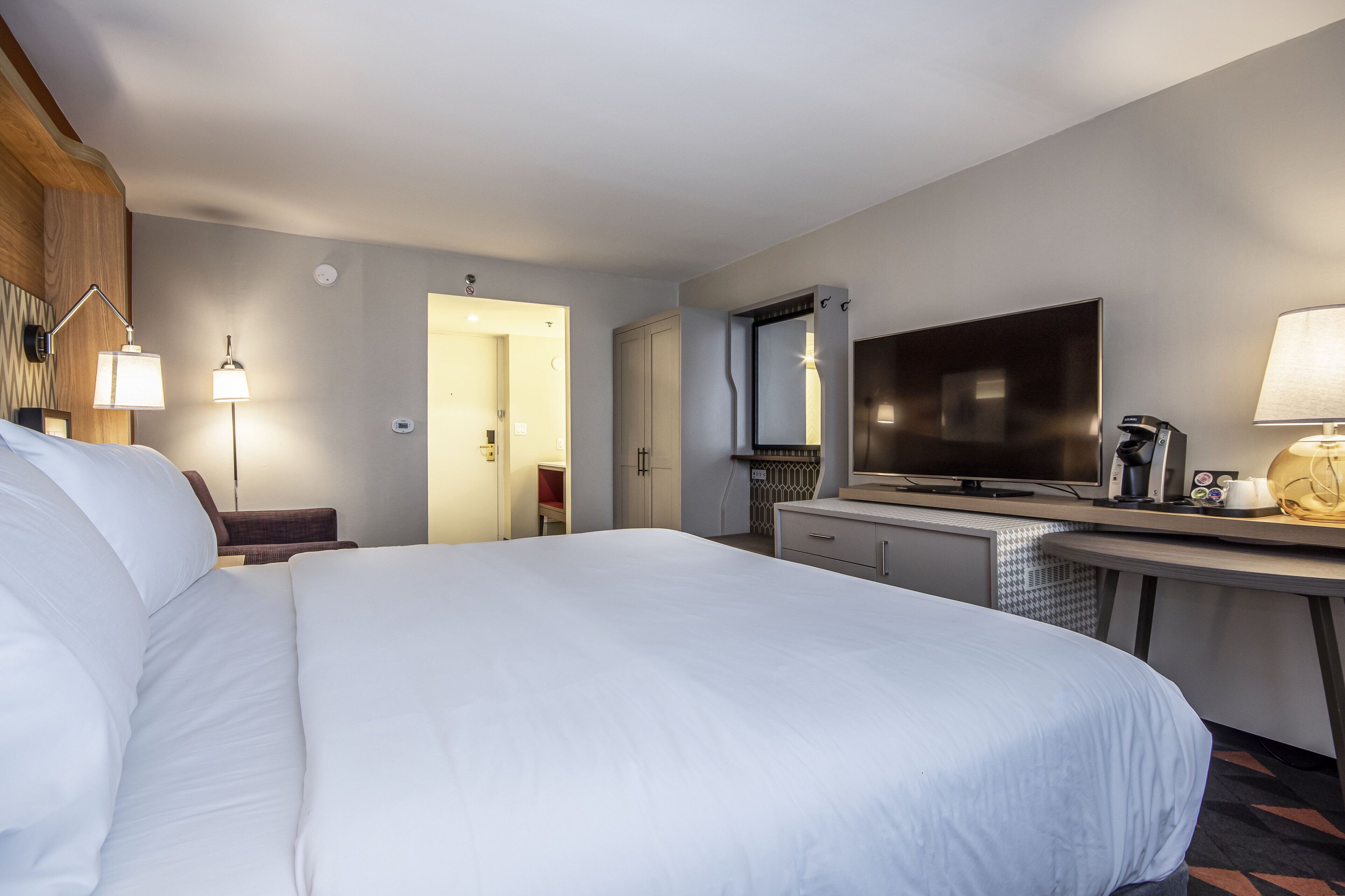 standard room, 1 king bed | 1 bedroom, in-room safe, desk, iron/ironing board