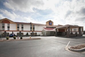 Un hotel Comfort Inn & Suites con estacionamiento, un acceso cubierto y cielo despejado.
