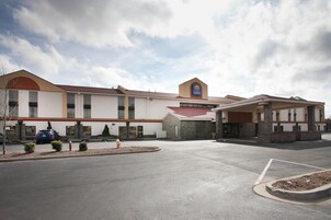 Un hotel Comfort Inn & Suites con estacionamiento, un acceso cubierto y cielo despejado.