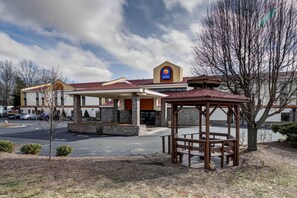 Un hôtel Comfort Inn & Suites doté d’un espace extérieur aménagé avec des sièges et d’un parking.
