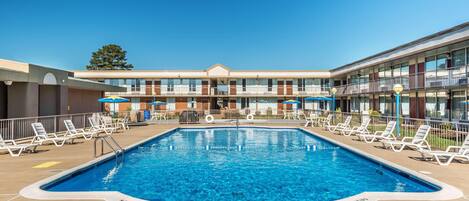 Piscina externa, funciona das 10h às 20h, guarda-sóis, espreguiçadeiras