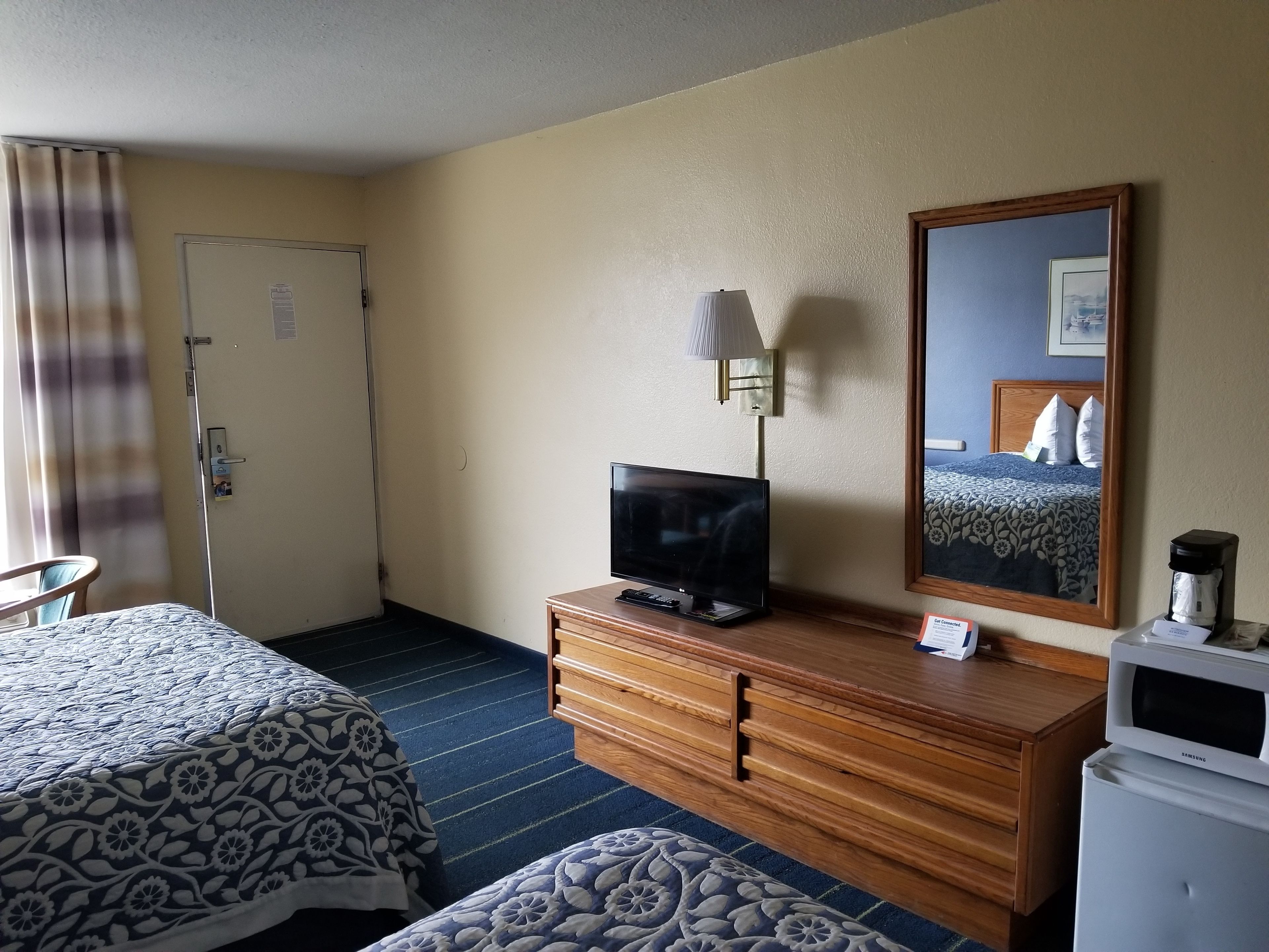 客房內保險箱、書桌、遮光布/窗簾、熨斗/熨衣板