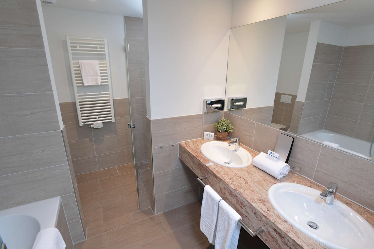deluxe room, 1 double bed, kitchenette | bathroom | free toiletries, hair dryer, towels, soap