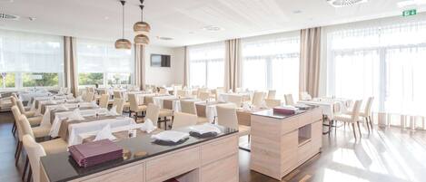 Breakfast, lunch and dinner served