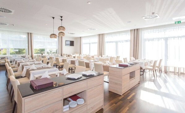 Petit déjeuner, déjeuner et dîner servis sur place