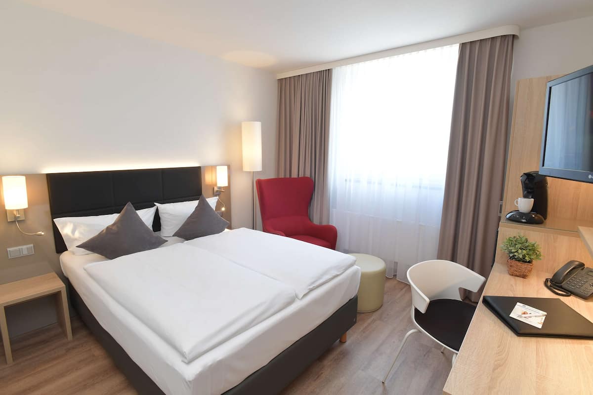 Superior Room, 1 Queen Bed | Minibar, in-room safe, blackout curtains, soundproofing