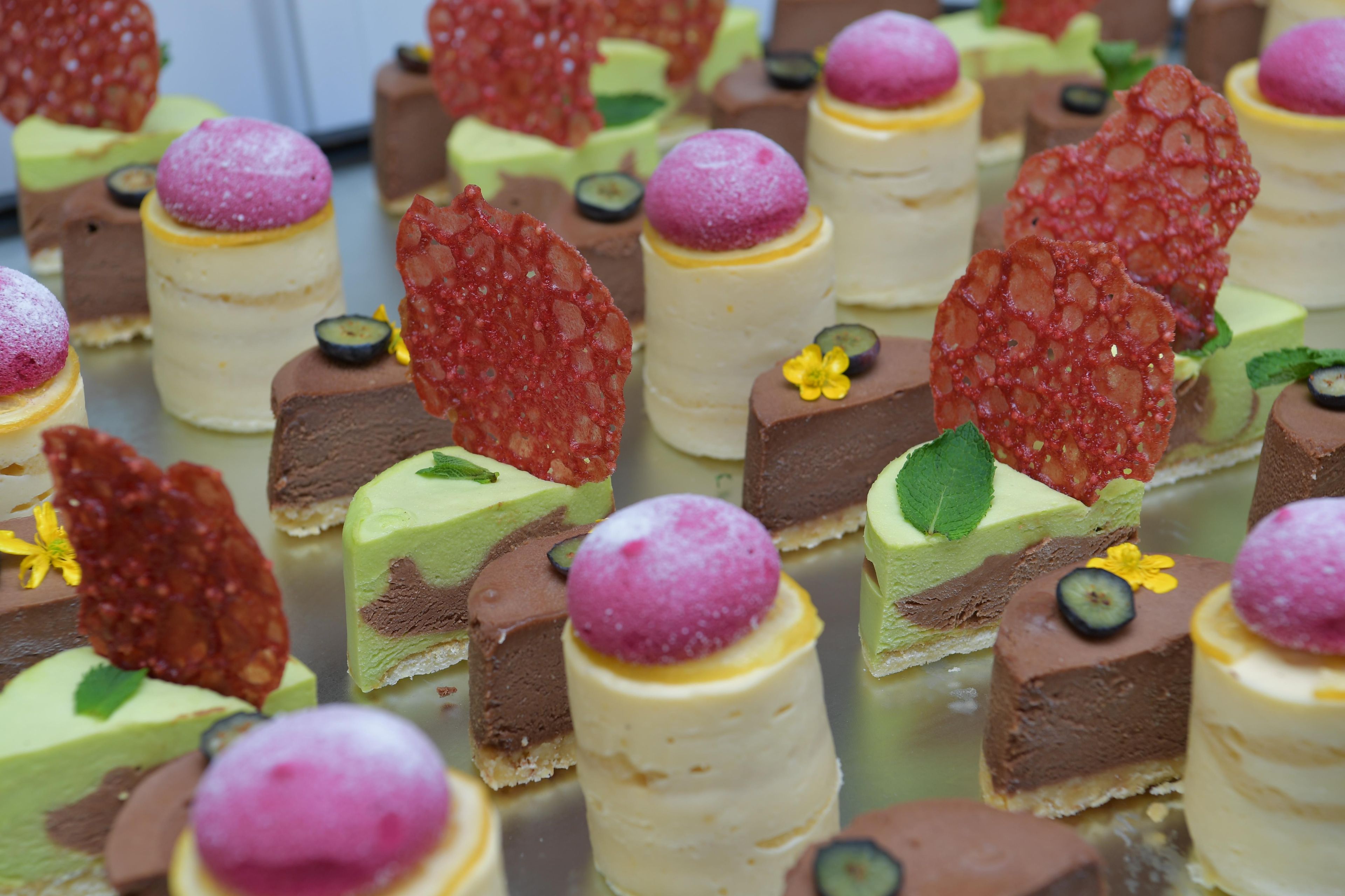 Eine Auswahl an Desserts auf einer Platte.