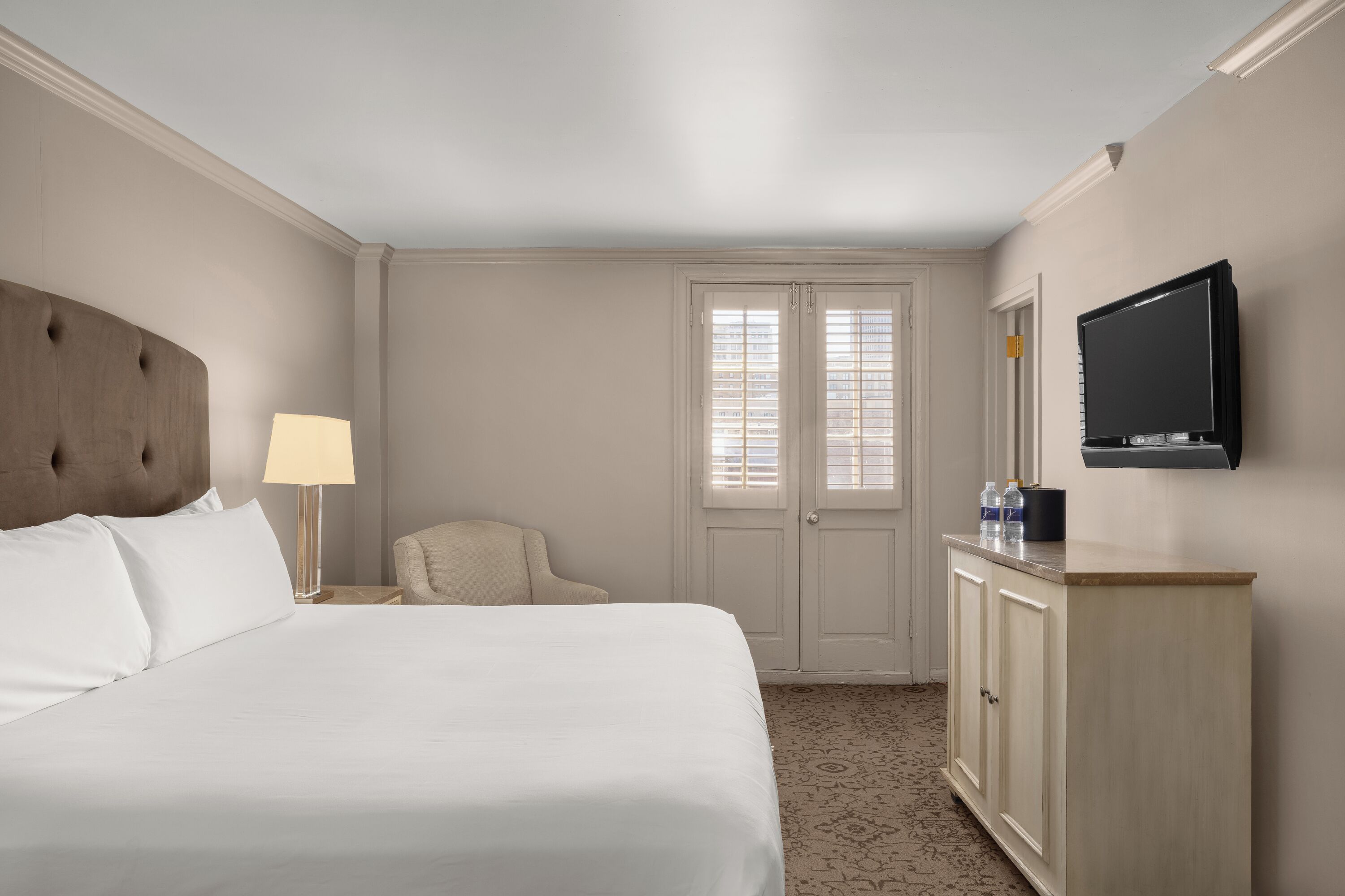 deluxe house, 1 king bed | hypo-allergenic bedding, in-room safe, desk, blackout curtains