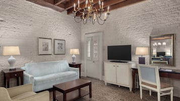 Premium-rum - 1 kingsize-sÀng | Allergitestade sÀngklÀder, vÀrdeförvaringsskÄp pÄ rummet och skrivbord