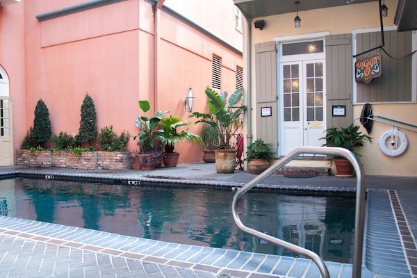 Piscina all'aperto, con ingresso dalle 07:00 alle 23:00, lettini