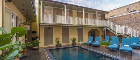 Piscine extérieure, chaises longues