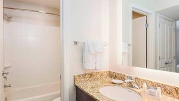 Kombinert dusj/badekar, toalettartikler (inkludert) og hårføner