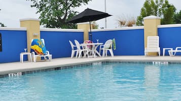 Piscine extérieure (ouverte en saison), parasols de plage