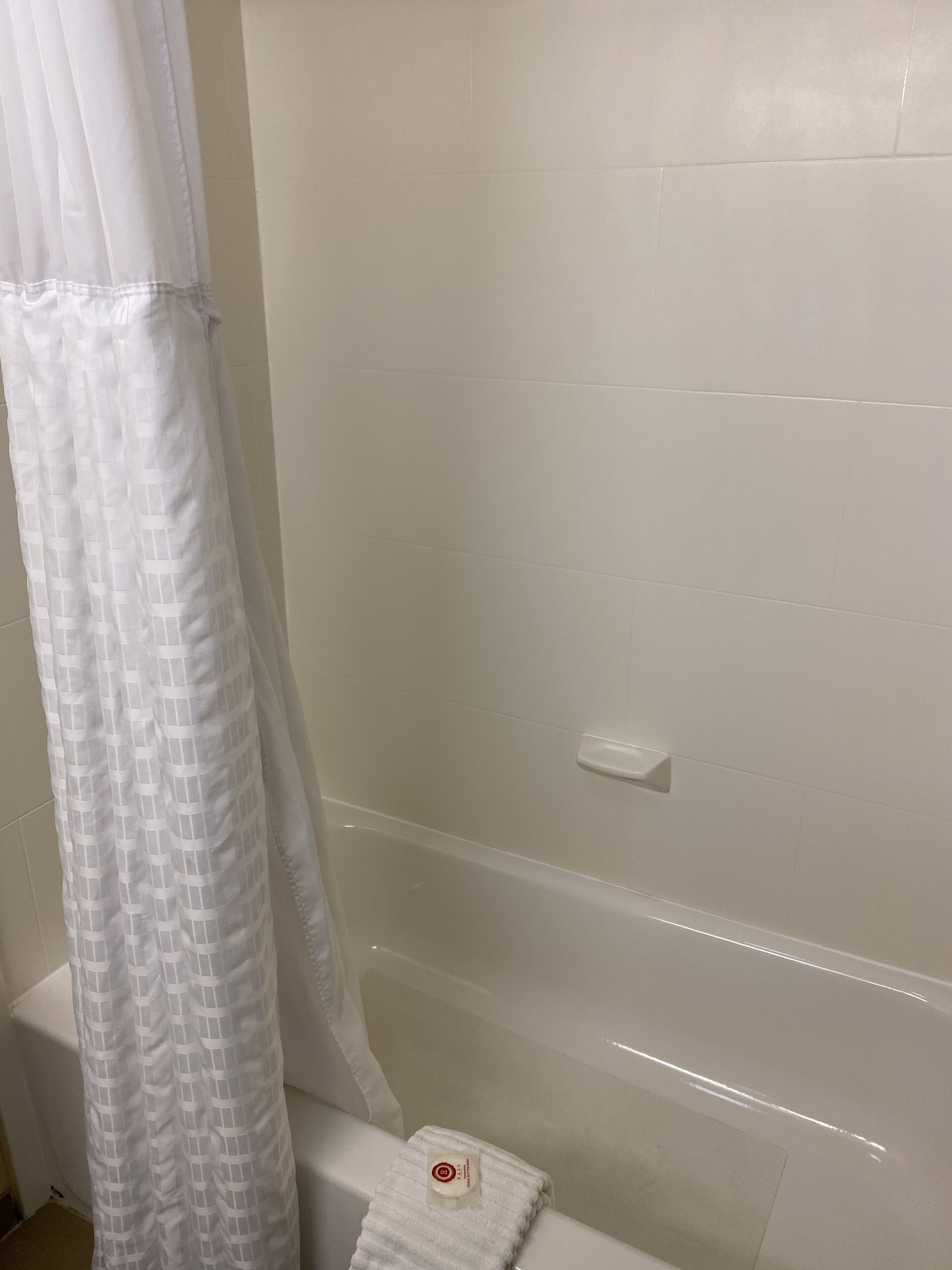 standard room, 2 double beds, non smoking | bathroom | combined shower/bathtub, free toiletries, hair dryer, towels