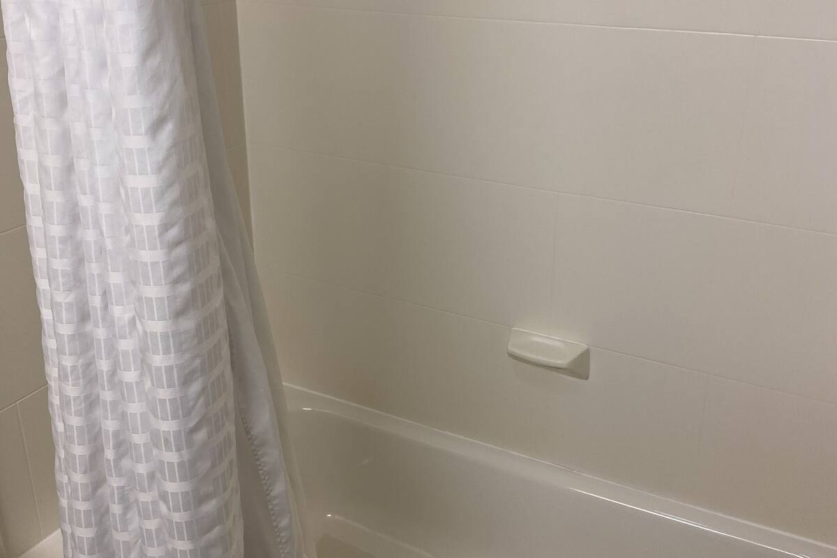 standard room, 2 double beds, non smoking | bathroom | combined shower/bathtub, free toiletries, hair dryer, towels