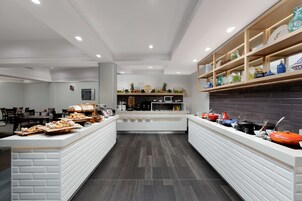 Se ofrece un desayuno completo todos los días (por un coste adicional)