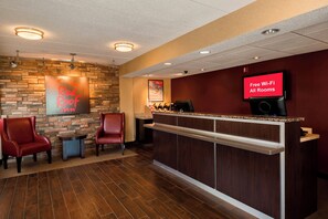 Lobby lounge - Red Roof Inn Rockford East – Casino District (Rockford)
