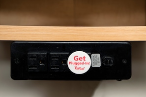 Une multiprise dotée d’un bouton marche/arrêt et d’une étiquette indiquant une tension de 120 V en courant alternatif et une fréquence de 60 Hz.