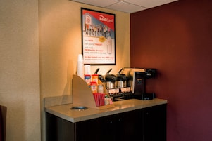 Placa de um Red Roof Inn com o logotipo RediCard, uma máquina de café e um dispensador de água.
