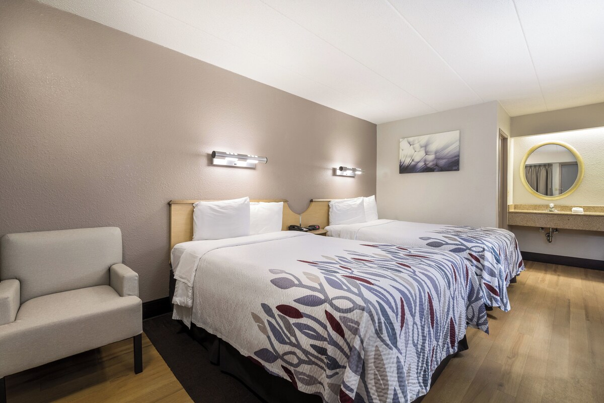 Escritorio, cortinas blackout, wifi gratis y ropa de cama