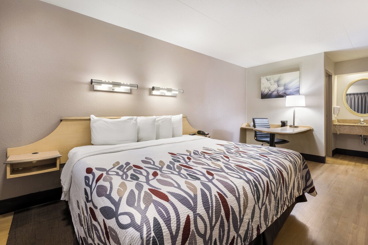 Habitación superior, 1 cama King size (Smoke Free) | Escritorio, cortinas blackout, wifi gratis y ropa de cama