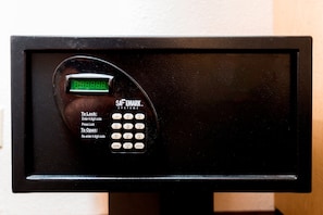 Schreibtisch, Verdunkelungsvorhänge, kostenloses WLAN, Bettwäsche
