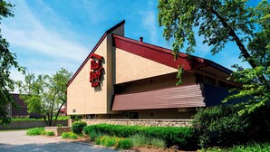 Un edificio con techo rojo y un cartel que dice 'Red Roof Inn'.