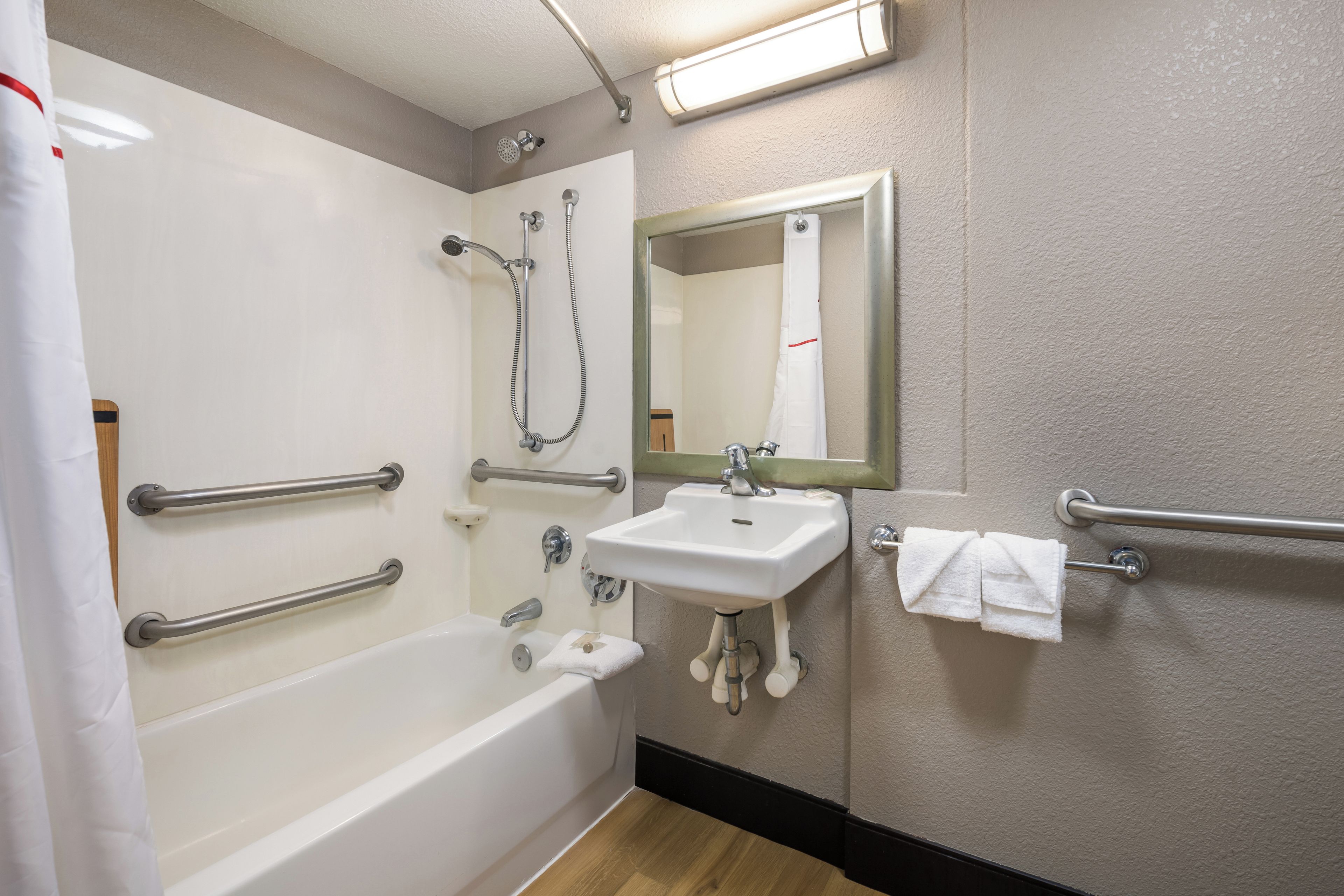 Chambre Deluxe, 1 très grand lit, accessible aux personnes à mobilité réduite (Smoke Free) | Salle de bain