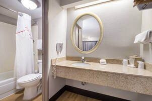 淋浴/盆浴组合、免费洗浴用品、吹风 机、毛巾