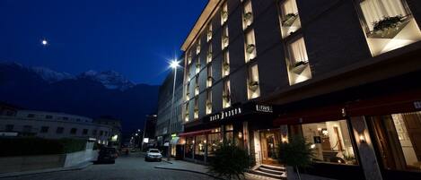 Façade de lâhĂ©bergement - soirĂ©e/nuit