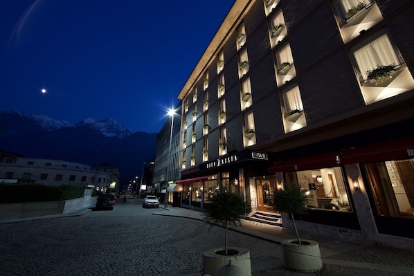 Front of property - evening/night