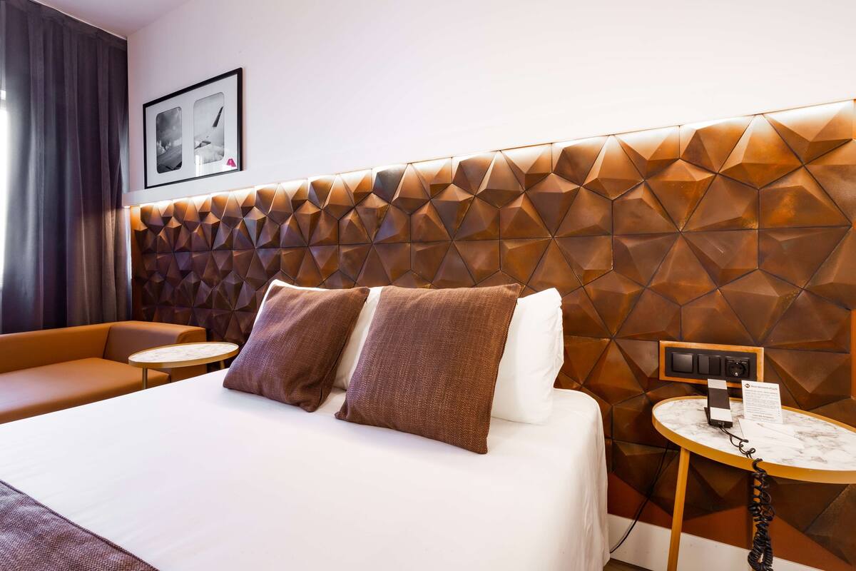 standard room, 1 double bed, non smoking | 1 bedroom, premium bedding, pillow-top beds, minibar