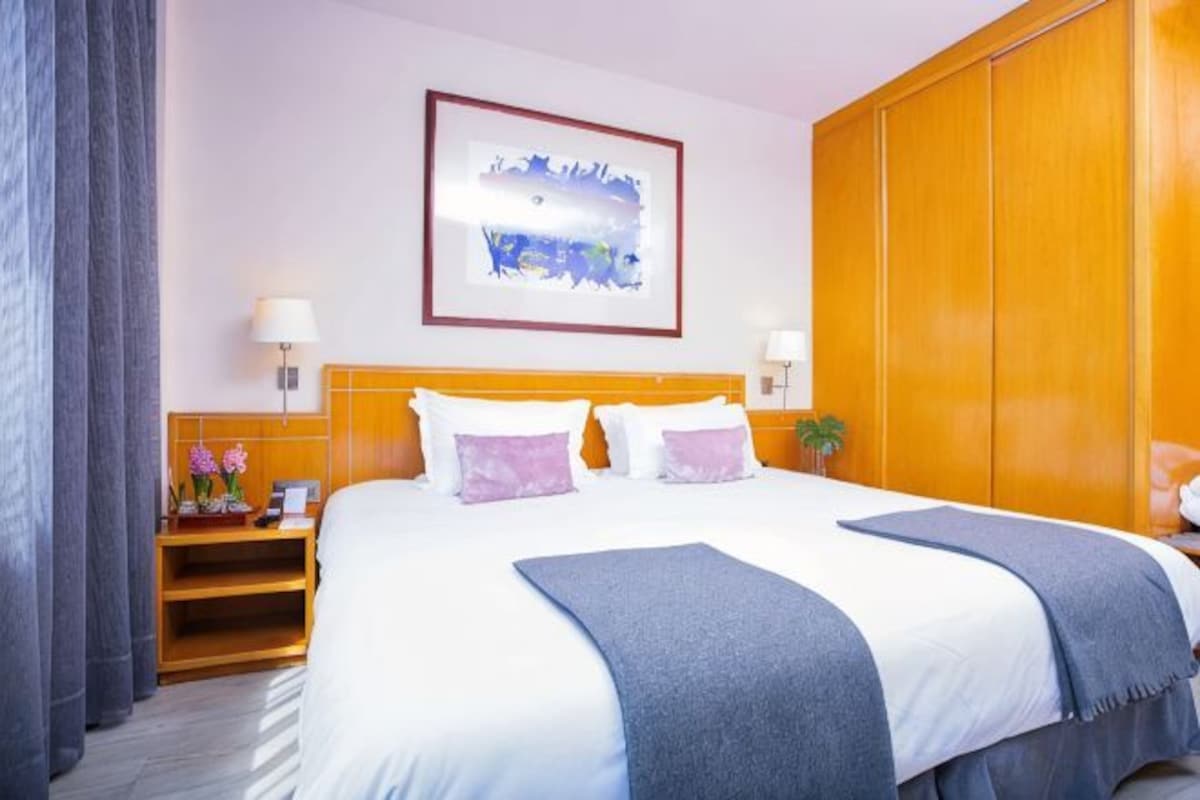 Luxe beddengoed, pillowtop-bedden, een minibar, een kluis op de kamer