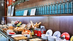 Een buffet met diverse gerechten en drankjes.