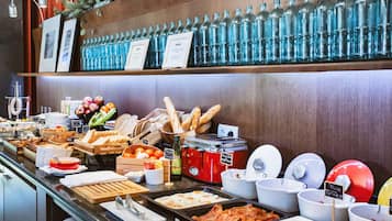 Se ofrece un desayuno bufé (15.90 EUR por persona)