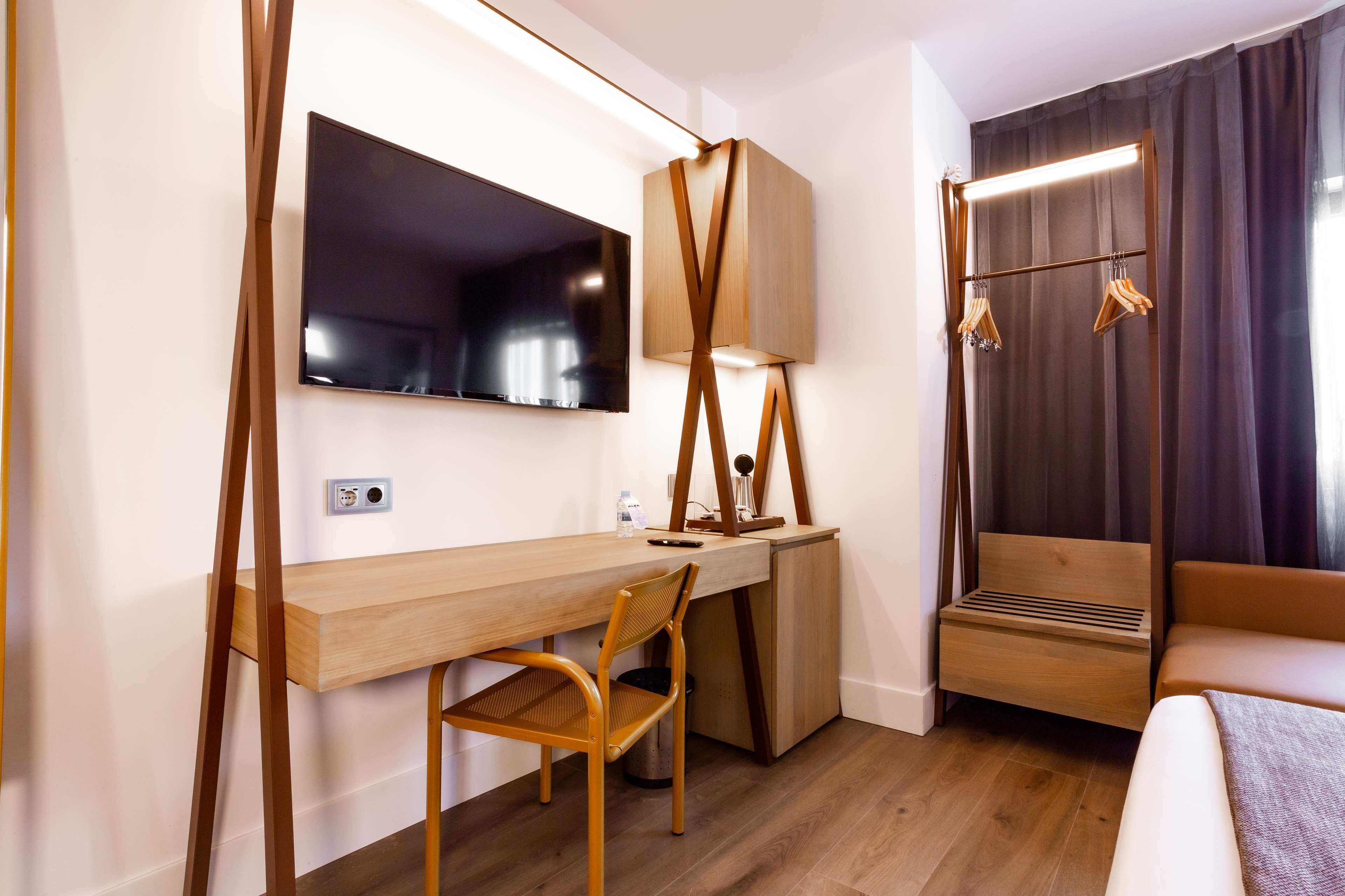 standard room, 1 double bed, non smoking | 1 bedroom, premium bedding, pillow-top beds, minibar