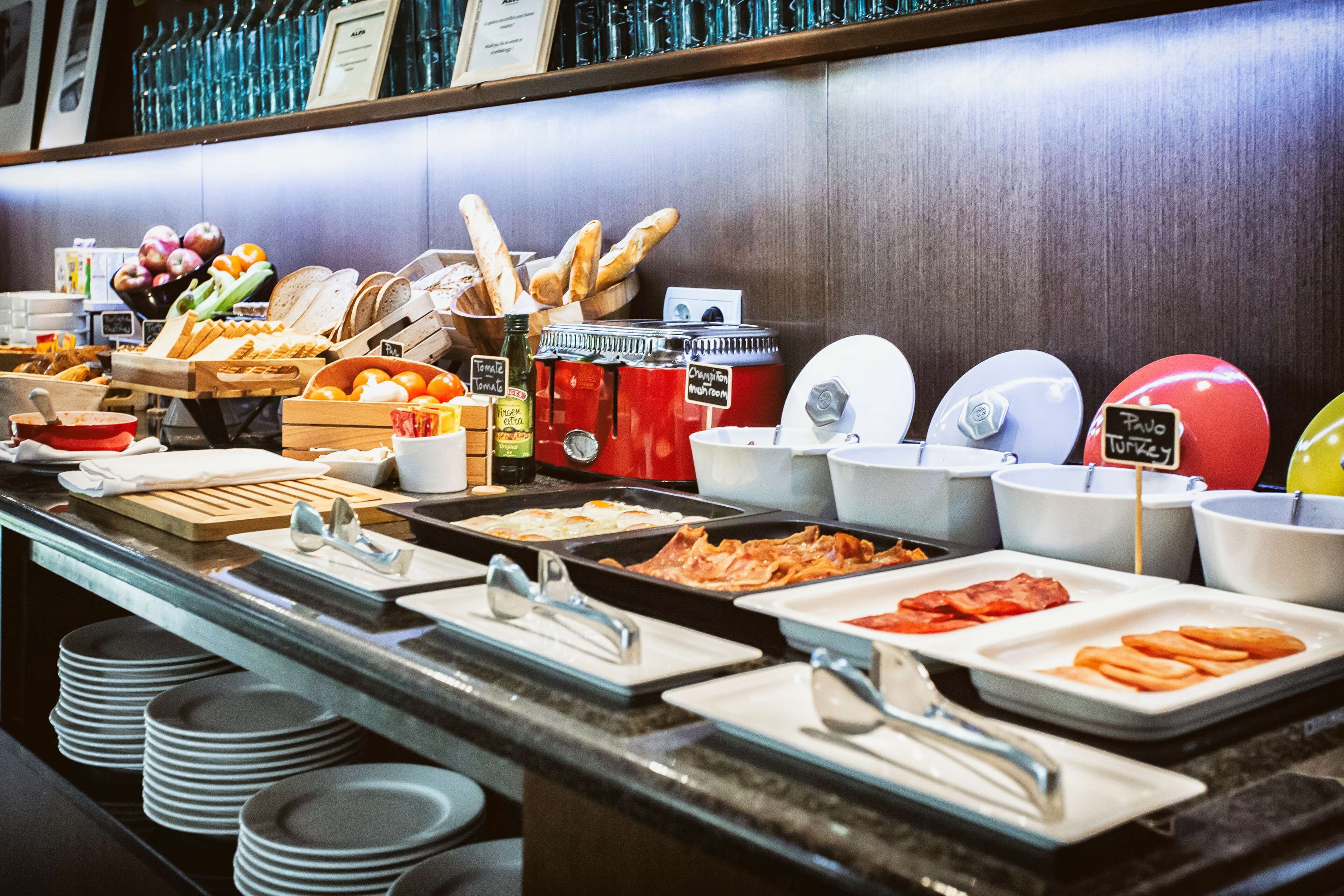 Een buffet met diverse gerechten en bestek.