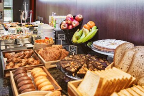 Se ofrece un desayuno bufé todos los días (por un coste adicional)