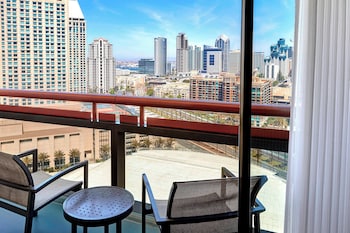 Premium bedding, in-room safe, desk, blackout drapes at Marriott Marquis San Diego Marina