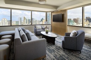 49-inch Smart TV with satellite channels, TV, iPod dock - Marriott Marquis San Diego Marina (San Diego)