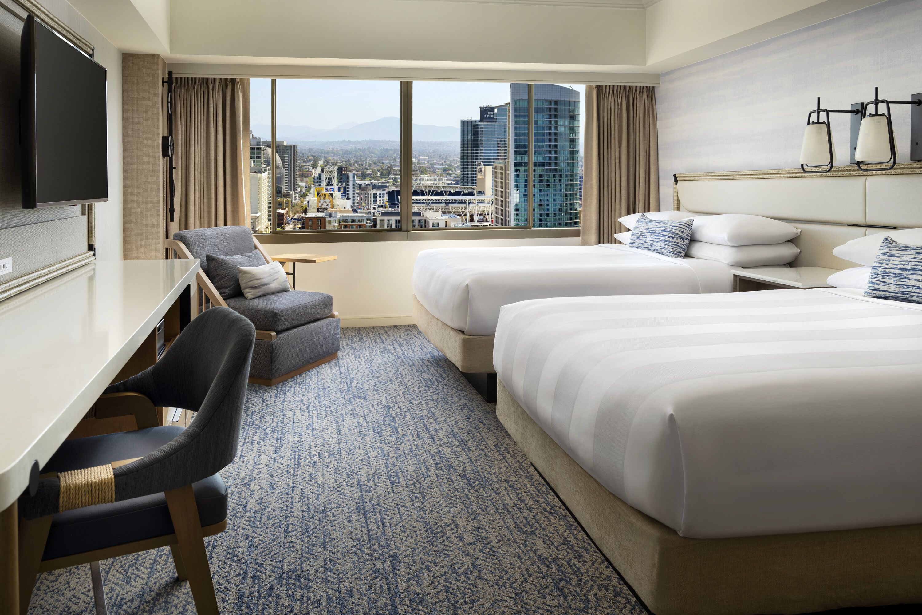 Habitación, 2 camas de matrimonio, vistas a la ciudad (Hearing Accessible) | Ropa de cama de alta calidad, caja fuerte, escritorio y cortinas opacas