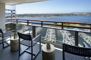 Executive Suite, 1 Bedroom, Bay View | Premium bedding, in-room safe, desk, blackout drapes at Marriott Marquis San Diego Marina